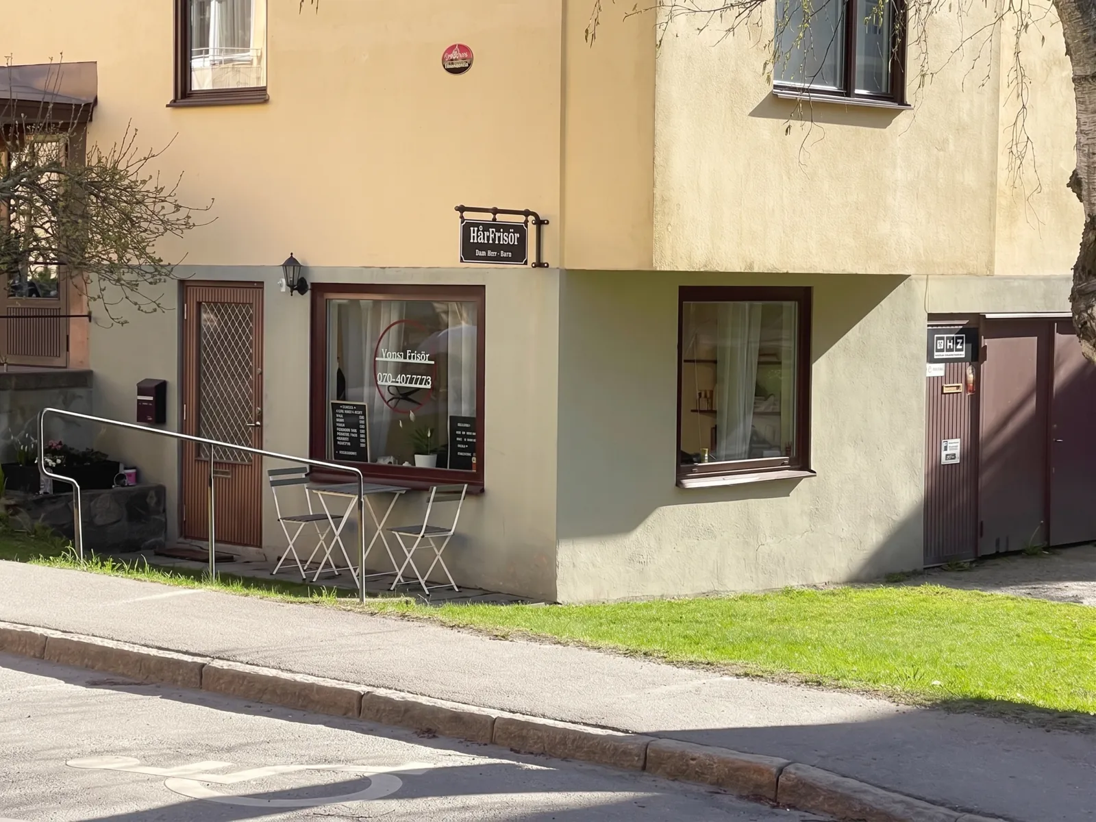 Yupa Frisörs lokal på hörnet, Tomträttsvägen 4 i Hägerstensåsen